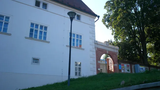 Obrázek: zamek-brana-bocni-pohled.webp
