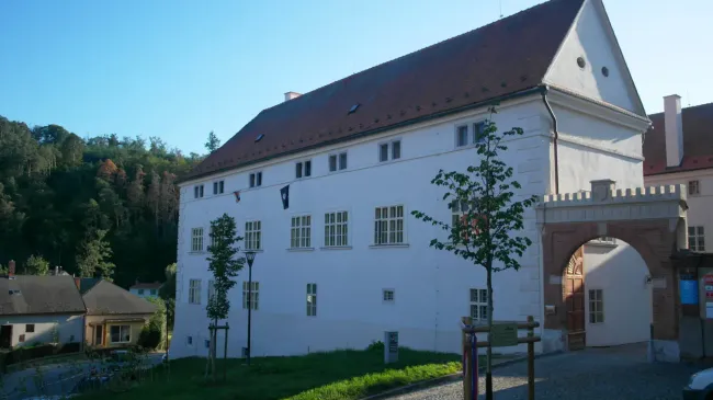 Obrázek: zamek-pruceli-s-branou.webp