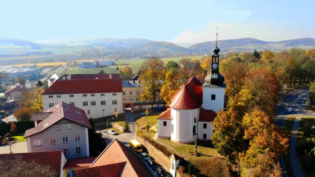 Pohled na Zámek Kuřim a Kostel svaté Maří Magdalény