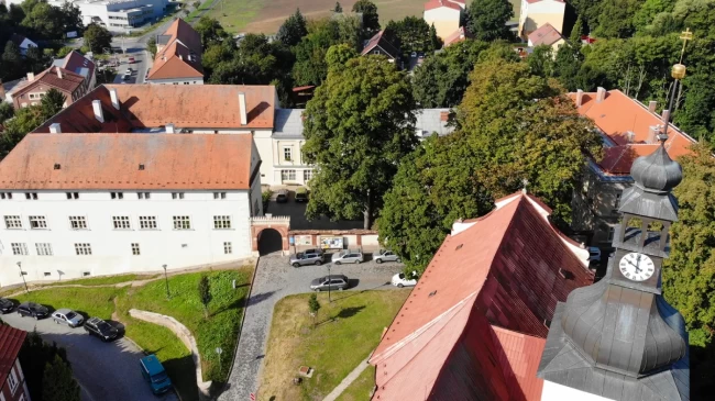 Pohled na brány Zámku Kuřim zvrchu